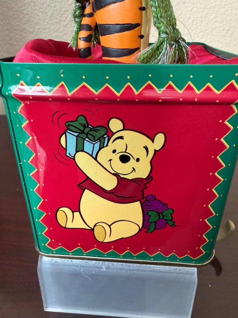 1999 Disney Store Tigger "A Christmas to Remember" Tin Box Stocking Holder - Picture 9 of 12
